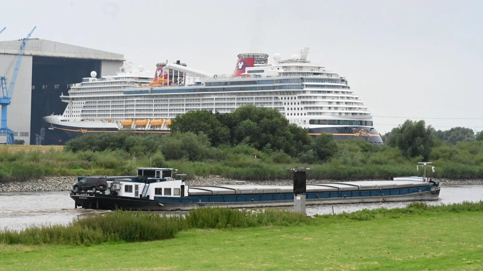 Die traditionsreiche Meyer Werft braucht dringend Geld, um eine Insolvenz zu verhindern. (Archivbild) (Foto: Lars Penning/dpa)