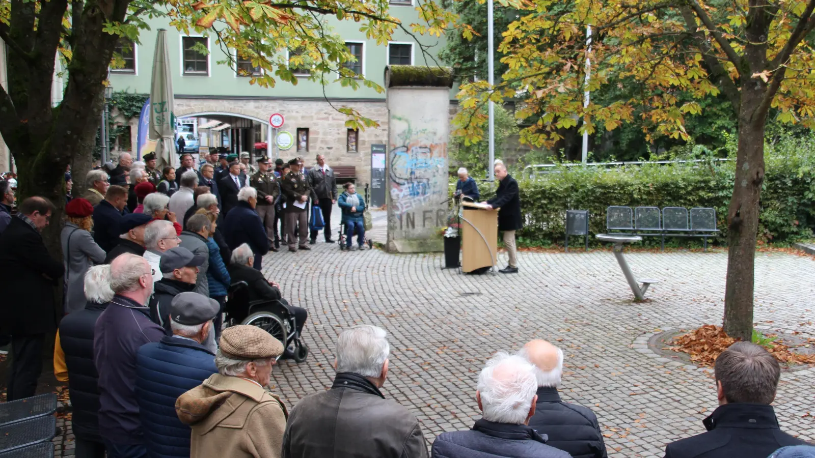 Am Stück der Berliner Mauer an der Ansbacher Riviera blickte Oberbürgermeister Thomas Deffner auf die Grenzöffnung und die Wiedervereinigung zurück. (Foto: Robert Maurer)