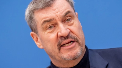 „Eine Stunde Mehrarbeit in der Woche würde uns enorm viel Wirtschaftswachstum bringen“, sagt Söder. (Archivbild) (Foto: Michael Kappeler/dpa)