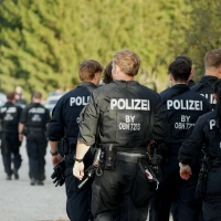 Gestern wurde mit Polizisten, Drohnen und Hubschraubern gesucht, jetzt kommen Hunde zum Einsatz.  (Foto: Felix Kirberg/dpa)