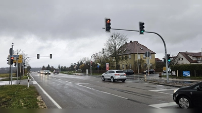 Seit Mitte März ist die Ampel bei Elpersdorf in Betrieb. Obwohl der Stadtrat einen Kreisverkehr bevorzugte, muss die Stadt ihren Kostenanteil für die Lichtsignalanlage bezahlen. (Foto: Wolfgang Grebenhof)