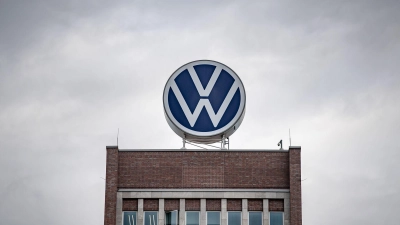 Autoaktien verlieren nach dem Bekanntwerden von Trumps Zollplänen an der Börse - besonders VW (Archivbild) (Foto: Sina Schuldt/dpa)