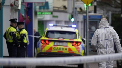 Gerichtsmediziner und Polizisten am Tatort - ein Restaurant im Vorort Blanchardstown. (Foto: Niall Carson/PA/dpa)