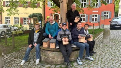 Schüler:innen der Konrad-Biesalski-Schule liefern mit ihrem Lehrer Tobias Fleischmann (Dritter von links) eine weitere Charge an Nistkästen nach Dinkelsbühl zu Paul Beitzer (Dritter von rechts) vom Bund Naturschutz. (Foto: KBS/Stefanie Fensterer)