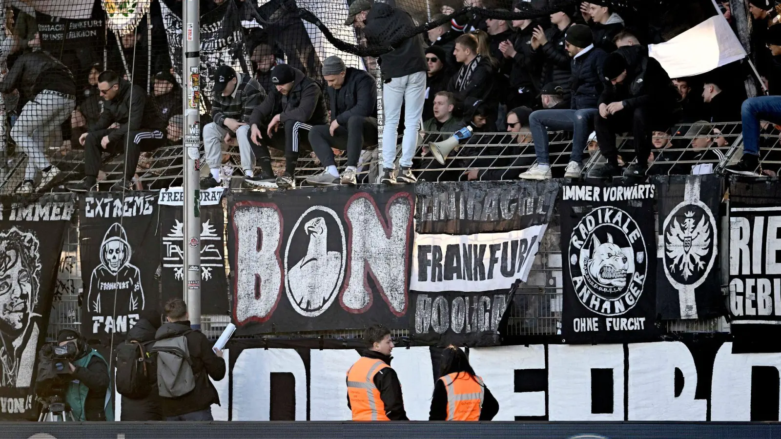 Ein Fanbanner blockiert einen Fluchtweg im Bochumer Ruhrstadion (Foto: Anke Wälischmiller/dpa)