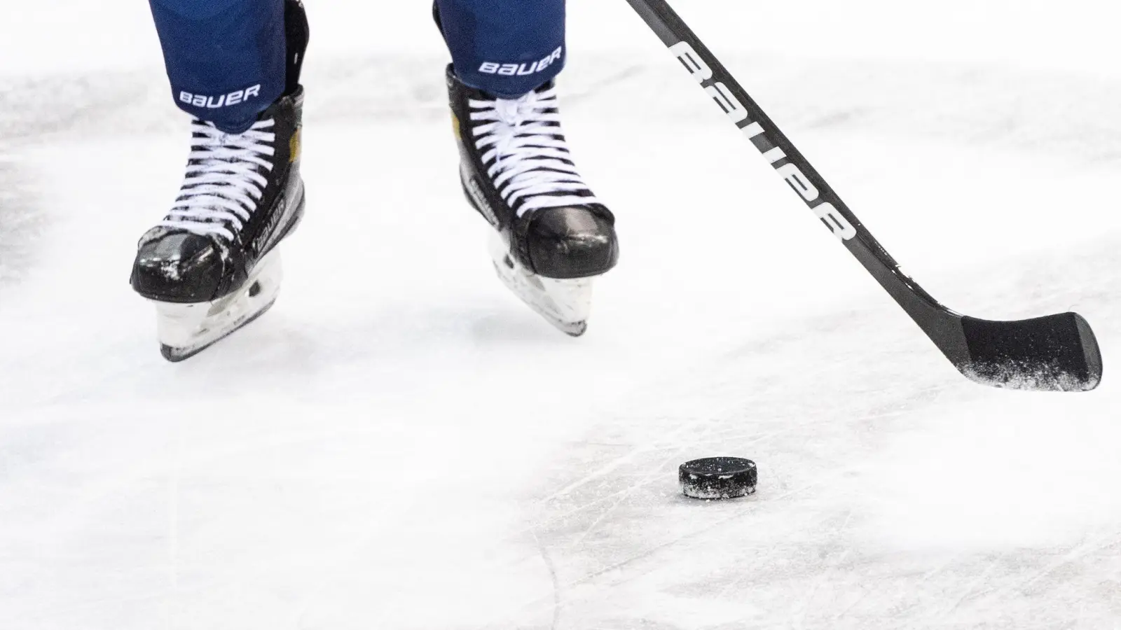 Ein Eishockeyspieler spielt den Puck. (Foto: Matthias Balk/dpa/Symbolbild)