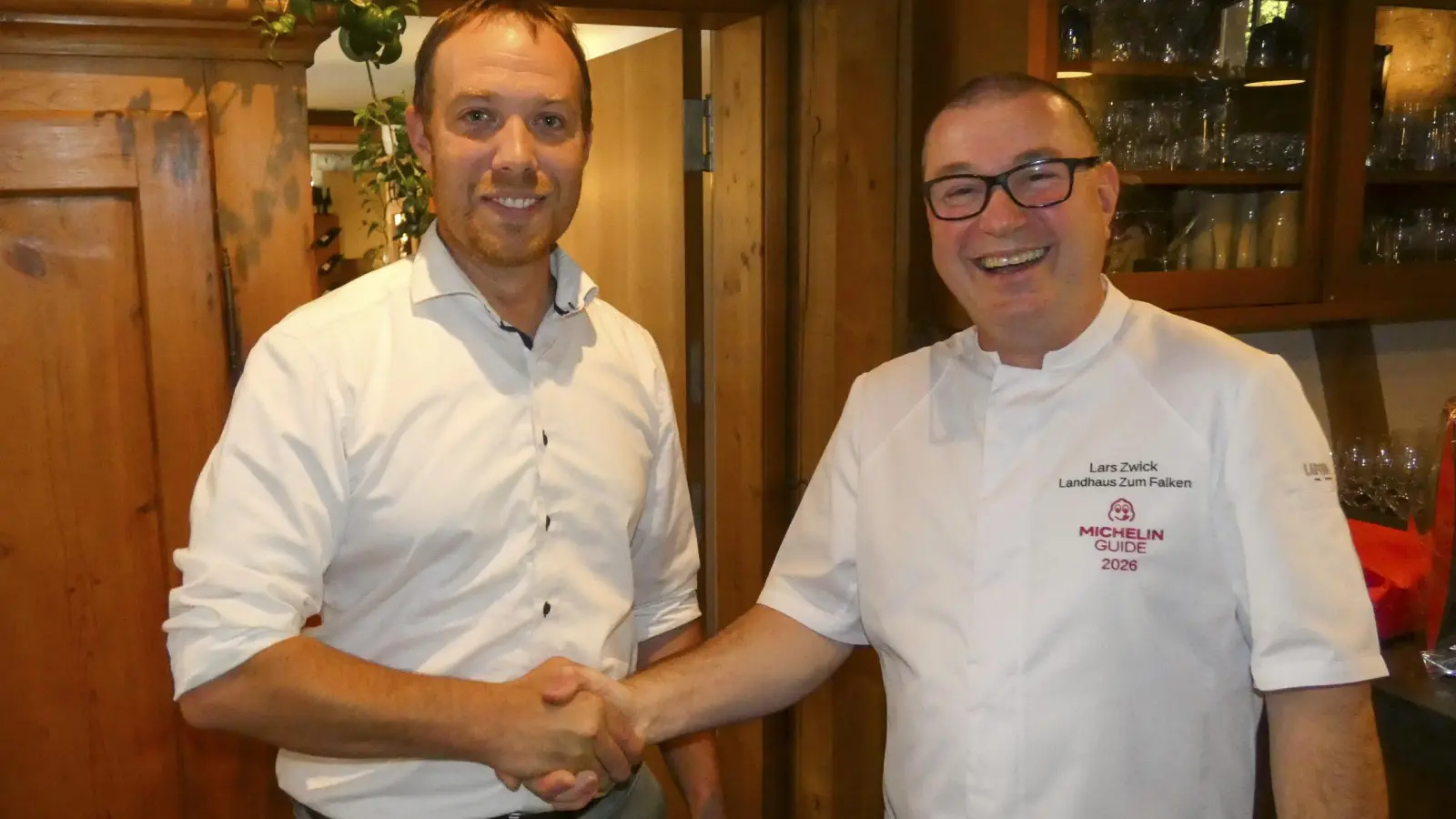 Lars Zwick (rechts) freut sich über die erneute Vergabe des „Bib Gourmand” an seinen Betrieb. Zu den Gratulanten zählte Adelshofens Bürgermeister Kristof Matthes. (Foto: Karl-Heinz Gisbertz)