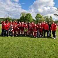 Die Mitteleschenbacher Mannschaft feiert die Meisterschaft und damit auch den Aufstieg in die Kreisklasse. Der Bürgermeister brachte deshalb einen Eintrag ins Goldene Buch der Gemeinde ins Gespräch. (Foto: DJK/SV Mitteleschenbach)