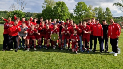 Die Mitteleschenbacher Mannschaft feiert die Meisterschaft und damit auch den Aufstieg in die Kreisklasse. Der Bürgermeister brachte deshalb einen Eintrag ins Goldene Buch der Gemeinde ins Gespräch. (Foto: DJK/SV Mitteleschenbach)