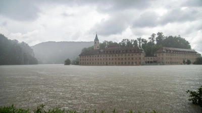 Anfang Juni drohte das berühmte Kloster Weltenburg im Hochwasser der Donau zu versinken. Nun will sich das bayerische Kabinett hier mit der Frage beschäftigen, wie der Hochwasserschutz im Land verbessert werden kann. (Archivbild)  (Foto: Pia Bayer/dpa)