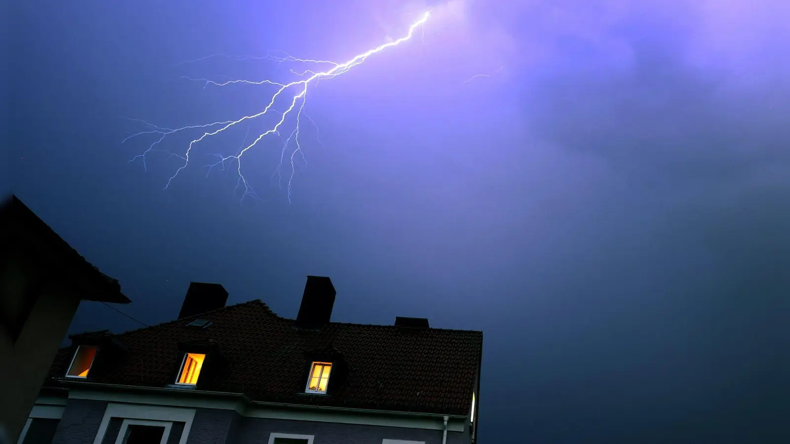 Hat der Blitz bei Ihnen zu Hause eingeschlagen? Dann sollten Sie jetzt genau wissen, wie Sie vorgehen müssen, um Ihren Versicherungsschutz nicht zu gefährden. (Foto: Karl-Josef Hildenbrand/dpa/dpa-tmn)