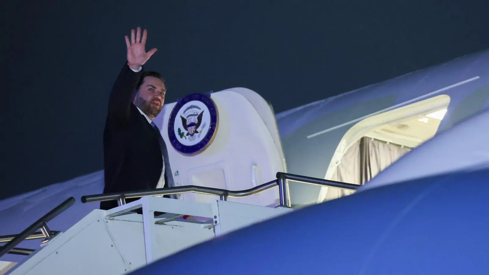 US-Vizepräsident Vance reiste am Freitag wieder ab - und ließ viele in München irritiert zurück. (Foto: Leah Millis/Pool Reuters/AP/dpa)