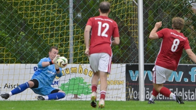 Losaurachs Torhüter Niklas Stahringer hält hier einen Strafstoß von Julian Frickinger (Nummer 8) von der SG Segringen/Dinkelsbühl. Fabian Lechler kann nur zusehen. (Foto: Martin Rügner)