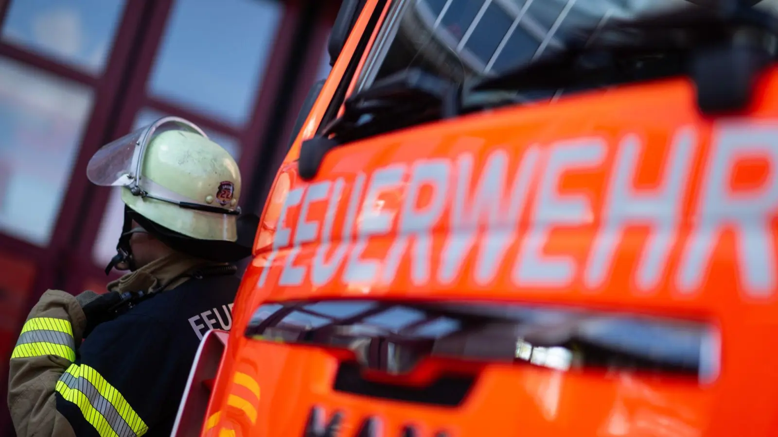 Die Feuerwehr löscht den Brand. (Symbolbild) (Foto: Marijan Murat/dpa)