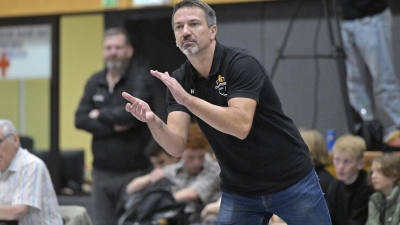 Holger Wägner kann sich freuen, auch wenn der Chefcoach diesmal nicht selbst in der Halle dabei war: Der wohl entscheidenden Schritt zum Klassenerhalt in der Regionalliga Südost ist geschafft.  (Archivbild: Martin Rügner)