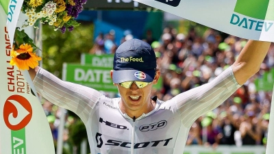 Der Gewinner der Männer bei der diesjährigen Triathlon Challenge Roth, der Däne Magnus Ditlev, läuft ins Ziel ein. (Foto: Daniel Löb/dpa)