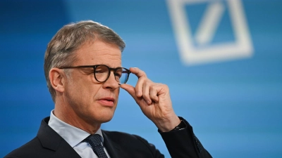 Verspricht nach der Razzia Aufklärung, will sich davon aber nicht bremsen lassen: Deutsche-Bank-Chef Christian Sewing. (Foto: Florian Wiegand/dpa)
