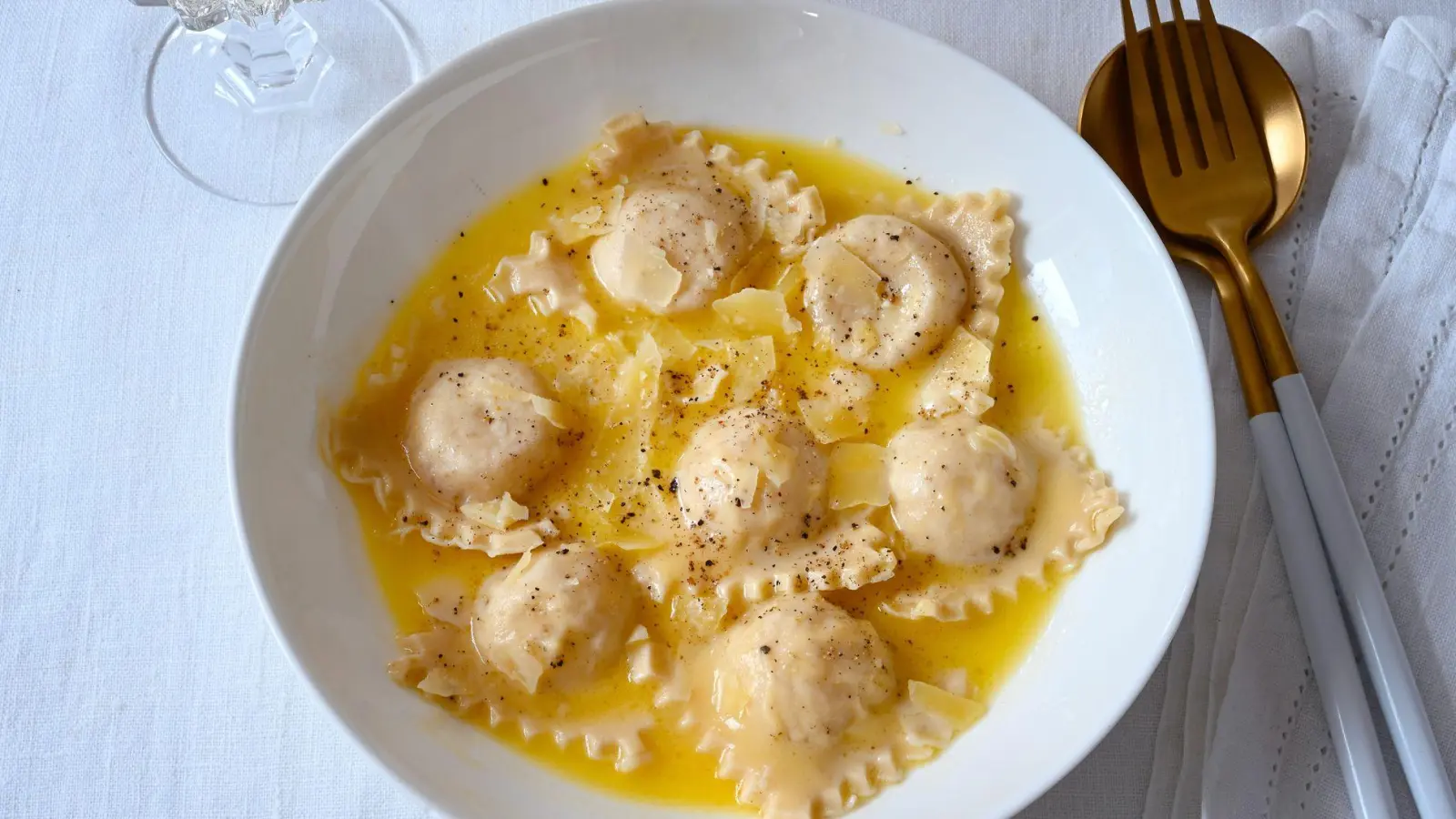 Die Käse-Ravioli sind nicht nur selbstgemacht - sie werden auch in einer köstlichen französischen Buttersauce serviert. (Foto: Julia Uehren/loeffelgenuss.de/dpa-tmn)