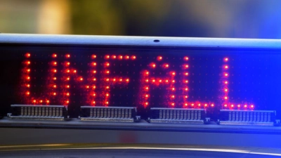 Wegen eines schweren Unfalls im Landkreis Kelheim war die Polizei im Einsatz. (Symbolbild) (Foto: Stefan Puchner/dpa)