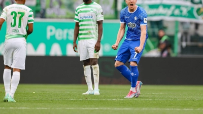 Auch Isac Lidberg schlägt gegen Fürth zu. (Foto: Daniel Löb/dpa)