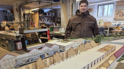 Markus Blank und sein bisheriger Nachbau des Schmotzer-Areals in Bad Windsheim. (Foto: Hans-Bernd Glanz)