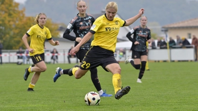 Lisa Wich (in Gelb, hier im Punktspiel gegen Bayern München II) musste mit fünf Wochen verlgeichsweise kurz aussetzen. (Foto: Martin Rügner)