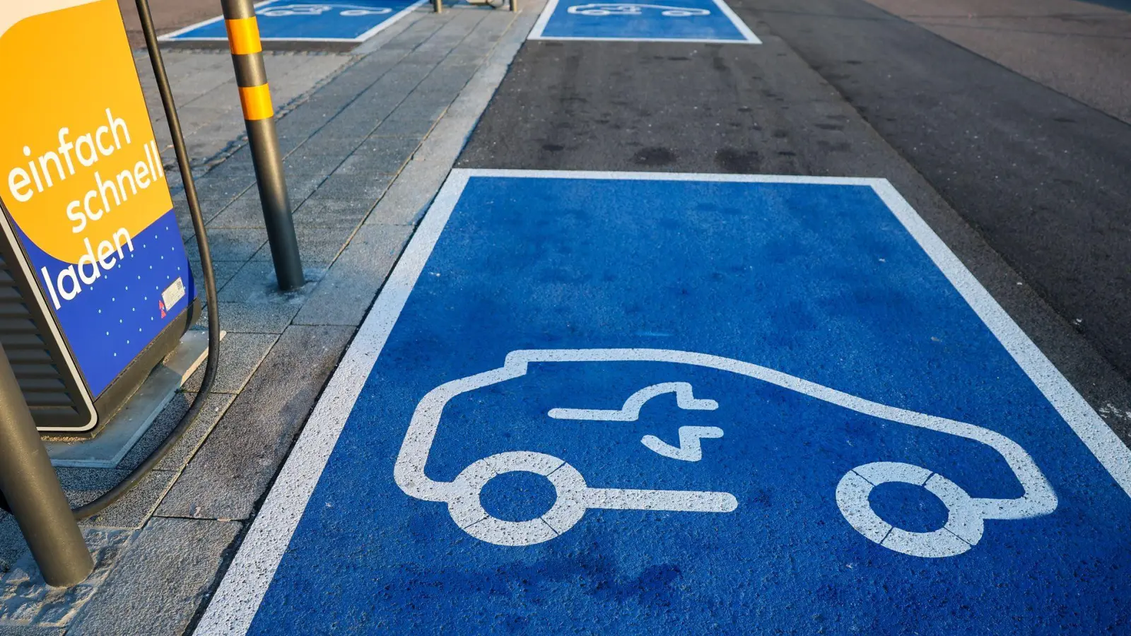 Mit der neuen Förderung will die Bundesregierung helfen, immer mehr Elektroautos auf die Straße zu bringen. (Archivbild) (Foto: Jan Woitas/dpa)