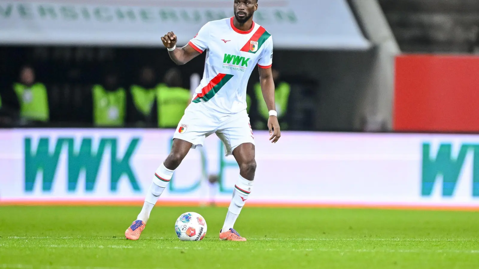 Chrislain Matsima steht dem FC Augsburg bald wieder zur Verfügung. (Archivbild) (Foto: Harry Langer/dpa)
