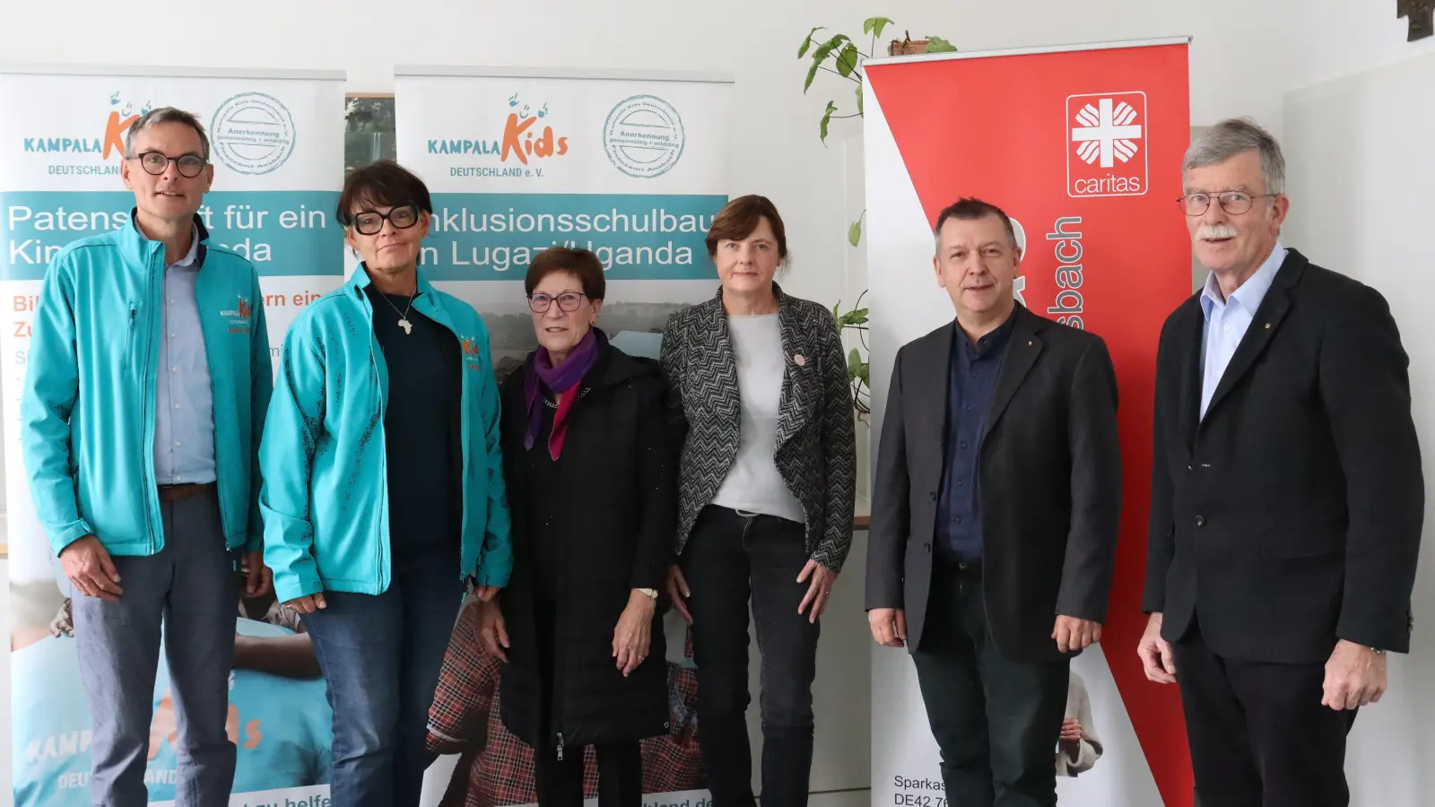 Bei der Übergabe der Spenden: Michael Lechner (stellvertretender Vorsitzender Kampala Kids), Reinhild Rutzenhöfer (Bereich Patenschaften, Kampala Kids), Monika Preimel-Endlich (Vorsitzende Charityfloh), Brigitte Guggenberger (Leiterin des Frauenhauses), Sebastian Grund (Geschäftsführender Vorstand Caritas Ansbach) und Ingo Treiber (stellvertretender Vorsitzender Charityfloh). (Foto: Antonia Müller)