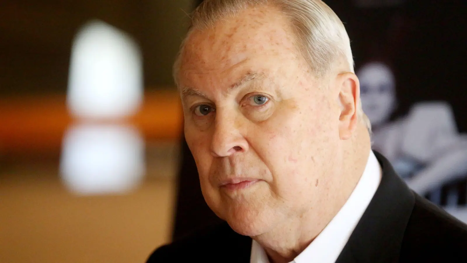 Der US-Regisseur Robert Wilson im April 2017 in Düsseldorf. (Foto: picture alliance / Roland Weihrauch/dpa)