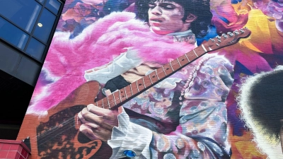 Wandgemälde eines Musikrevolutionärs: Prince-Mural in Minneapolis. (Foto: Verena Wolff/dpa-tmn)