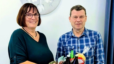 Seit Dezember 2025 ist Heinz Dürr, der unter anderem als Kämmerer für Bruckberg tätig war, offiziell Ruheständler. Das Foto zeigt ihn mit der dortigen Rathauschefin Ursula Weiß bei seiner Verabschiedung. Selbst Bürgermeister zu werden, war nicht sein Plan. Doch genau das könnte ihm jetzt bevorstehen. (Archivbild: Adam Kreysa)