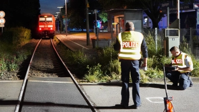 Nach dem Unfall vermessen Polizisten die Unglücksstelle.  (Foto: Reinert/swd-medien /dpa)