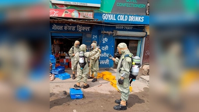 Mitarbeiter der National Disaster Response Force (NDRF) bei der Evakuierung von Menschen nach einem Gasleck in Ludhiana. (Foto: Uncredited/National Disaster Response Force/AP/dpa)