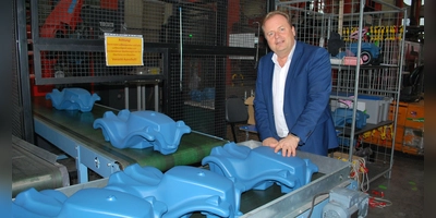 Die legendären Rutscheautos werden in der Gleißenberger Bobby-Car-Fabrik nicht nur im traditionellen Rot, sondern in vielerlei Farben produziert, wie der Chef des Standorts, Michael Raum, zeigen kann. (Foto: Astrid Pirner)