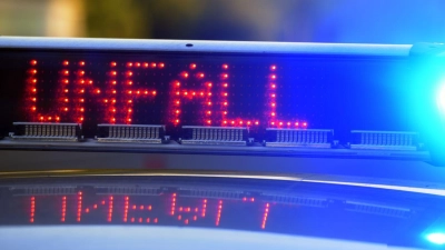 Ein Fahrer musste verletzt ins Krankenhaus gebracht werden. (Symbolbild) (Foto: Stefan Puchner/dpa)