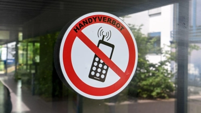 Der Philologenverband fordert bundesweit verbindliche Regeln für private Smartphones während der Schulzeit. (Symbolbild) (Foto: Jens Kalaene/dpa)