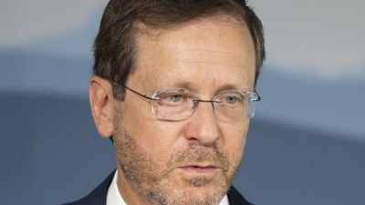 Herzog verteidigt die Angriffe auf iranische Öldepots. (Archivbild) (Foto: Peter Klaunzer/Keystone/dpa)