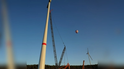 Das letzte der vier Windräder des Windpark Frankehöhe zwischen Hirschneuses und Kreben ist fast fertig. (Foto: Heinz Wraneschitz)