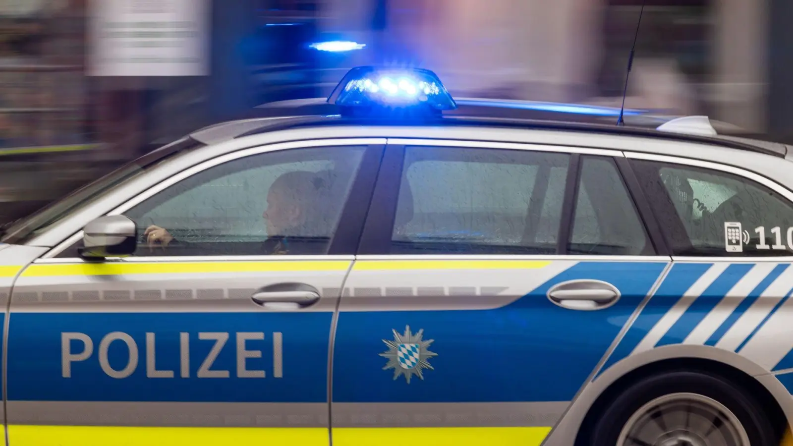 Die Polizei sperrt die Fahrbahn in Fahrtrichtung Osten. (Symbolbild) (Foto: Peter Kneffel/dpa)