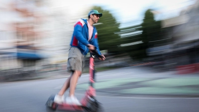 E-Scooter erreichen bis 20 Kilometer pro Stunde (Archivbild). (Foto: Christian Charisius/dpa)