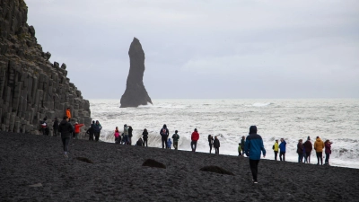 Am Strand Reynisfjara kam es am Wochenende zu einem tragischen Unglück. (Archivbild) (Foto: Steffen Trumpf/dpa)