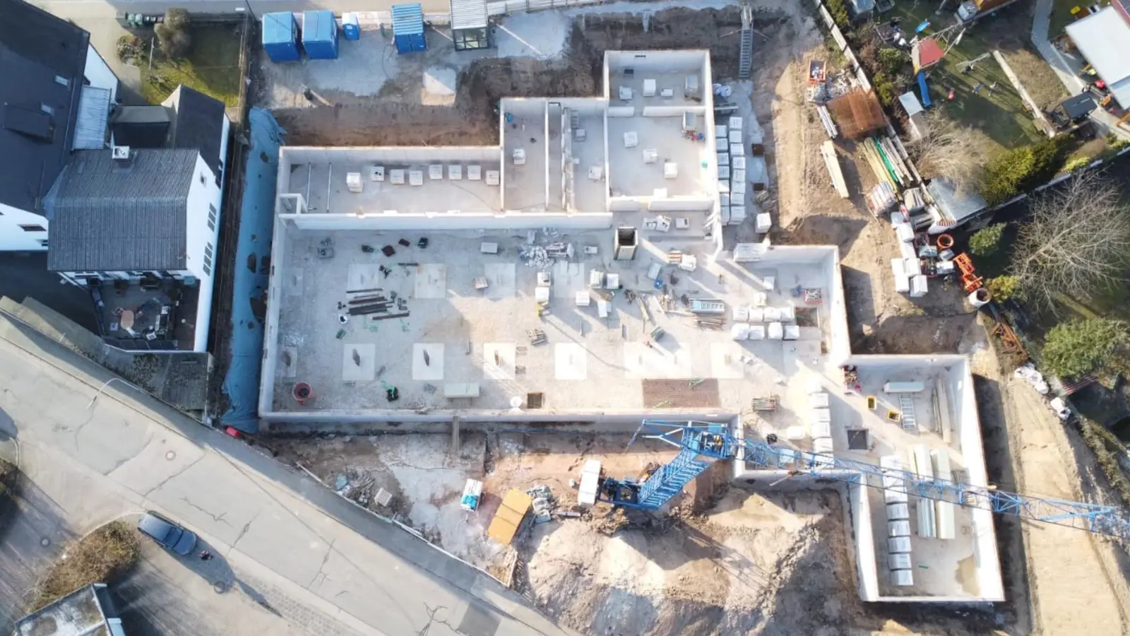 Auf dem ehemaligen Areal der HBM-Maschinenbau GmbH schafft die Schmidt-Wohnbau GmbH neuen Wohnraum in Heilsbronn. In dem Komplex entstehen insgesamt 31 Wohneinheiten. (Foto: Schmidt-Wohnbau GmbH)