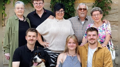 Elfriede Zach, Peter Zach, Sigrid Lummer-Zach, Norbert Lummer, Elfriede Lummer (oben von links) und Justus Zach, Bürohund Nila, Ronja Gastner sowie Jakob Zach (unten von links) sind alle dem Bezirksklinikum Ansbach beruflich verbunden. (Foto: privat)