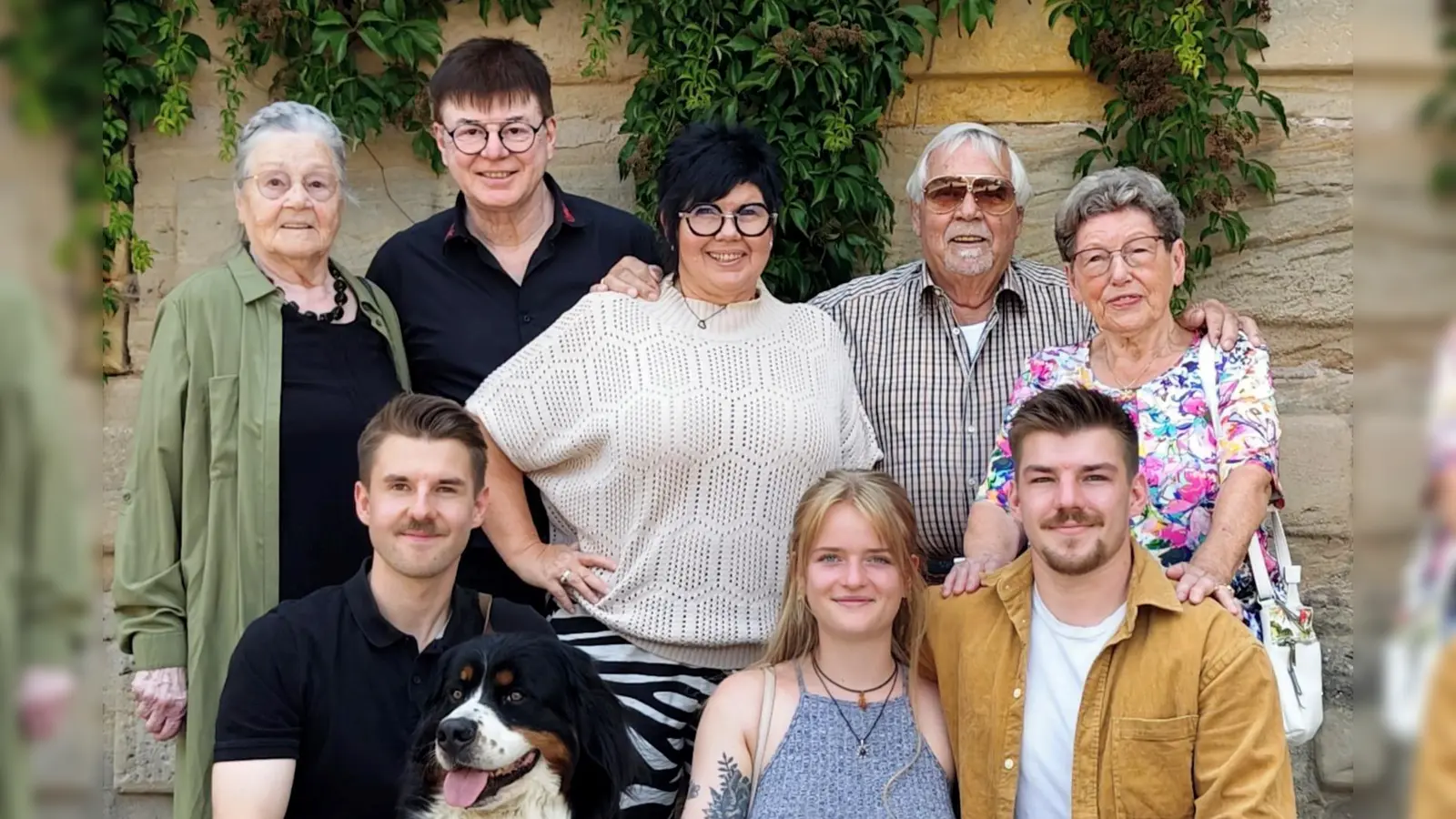 Elfriede Zach, Peter Zach, Sigrid Lummer-Zach, Norbert Lummer, Elfriede Lummer (oben von links) und Justus Zach, Bürohund Nila, Ronja Gastner sowie Jakob Zach (unten von links) sind alle dem Bezirksklinikum Ansbach beruflich verbunden. (Foto: privat)