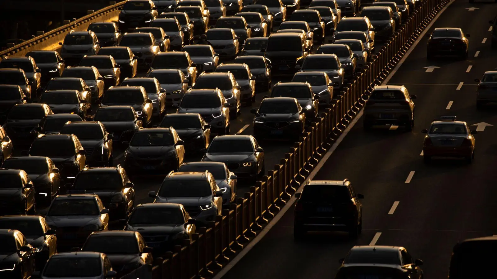 China gilt als der weltgrößte Automarkt. (Symbolbild)  (Foto: Mark Schiefelbein/AP/dpa)