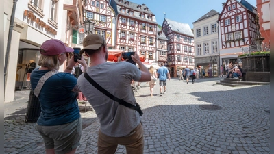 Touristen im Fachwerk-Städtchen Bernkastel-Kues. Die Lust aufs Reisen ist ungebrochen. (Archivbild) (Foto: Harald Tittel/dpa)