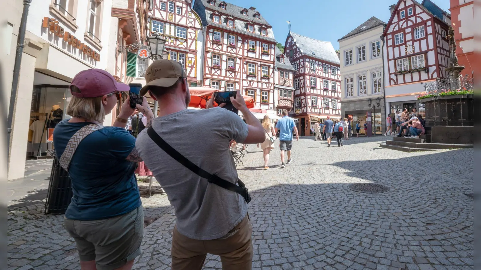 Touristen im Fachwerk-Städtchen Bernkastel-Kues. Die Lust aufs Reisen ist ungebrochen. (Archivbild) (Foto: Harald Tittel/dpa)