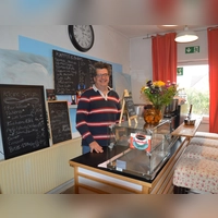 Nils Kühne-Hellmessen hat sein Café im Gebäude des Puppentheaters beim Kulturtreff an der Sauergasse eröffnet. (Foto: Peter Tippl)