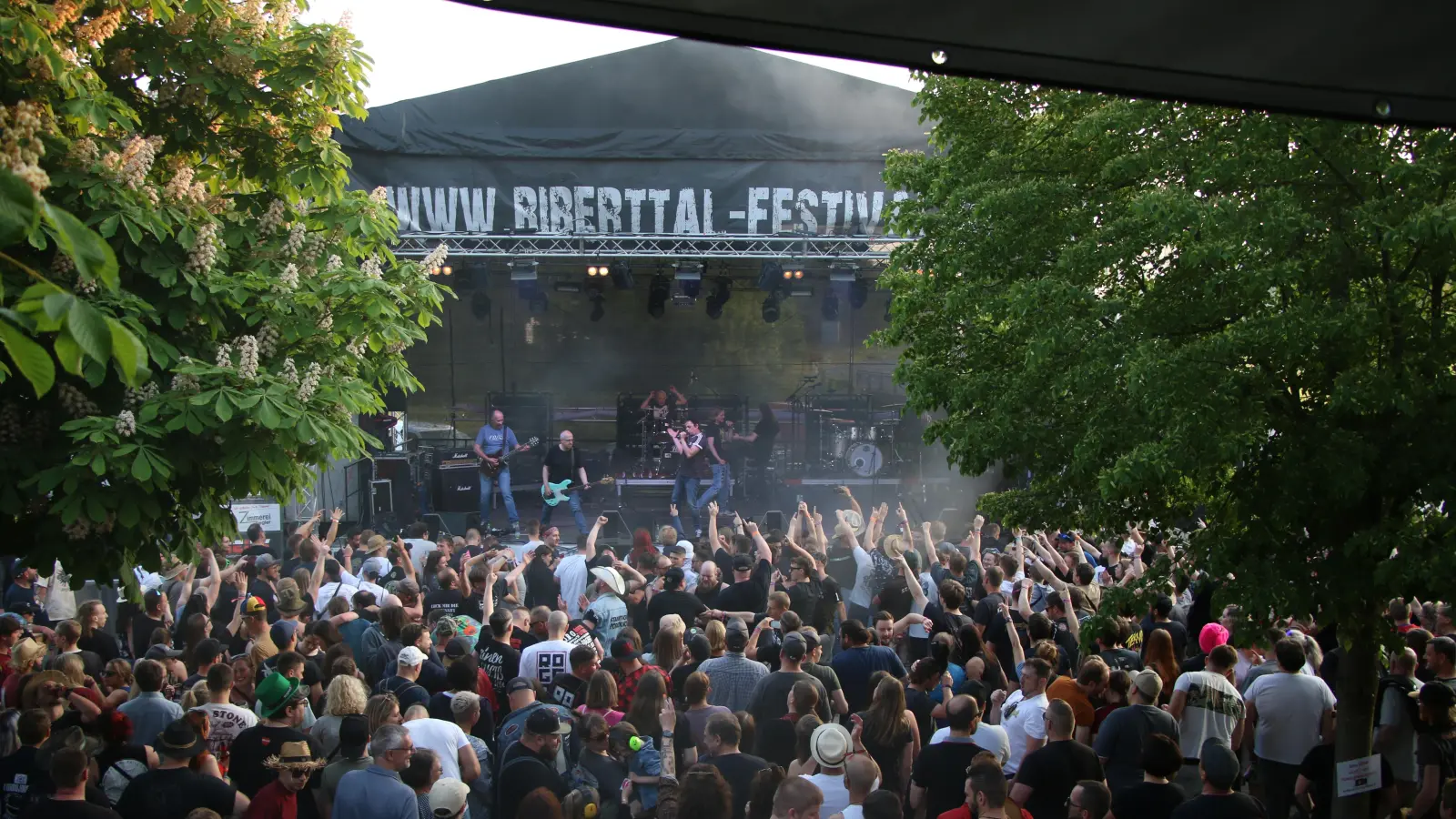 Auftakt bei bestem Open-Air-Wetter. Auch 2023 ist das kleine Festival ausverkauft. (Foto: Jens Plackner)